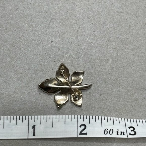 Tiny Canadian Maple Leaf in a Gold Tone Unmarked 1970's era - Picture 2 of 4